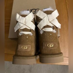 UGG K DAE SUNSHINE PERF Boots CHESTNUT K6 This listing is sold "AS IS"